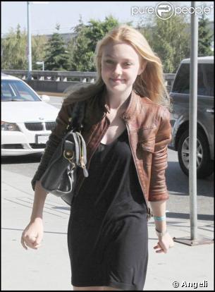 Dakota Fanning. Elle quitte le tournage de  Twilight  et se rend à l'aéroport de Vancouver. A 15 ans elle arbore désormais un style impeccable. Félicitation ! 