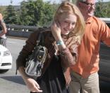 Dakota Fanning. Elle quitte le tournage de  Twilight  et se rend à l'aéroport de Vancouver. A 15 ans elle arbore désormais un style impeccable. Félicitation ! 