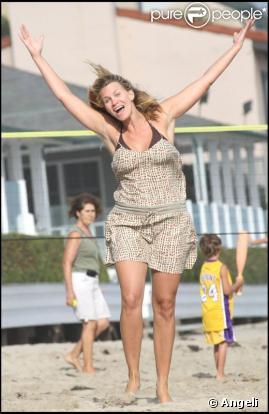 Natasha Henstridge à la plage de Malibu, fait sa folle sur le sable chaud. 23/08/09