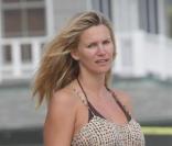 Natasha Henstridge à la plage de Malibu, fait sa folle sur le sable chaud. 23/08/09