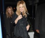 Kate Hudson arrive aux 30 ans d'Ashton Kutcher et de son frère