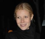 Gwyneth Paltrow arrive aux 30 ans d'Ashton Kutcher et de son frère