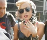 Lady GaGa arrive à l'aéroport LAX de Los Angeles, le 24 août 2009