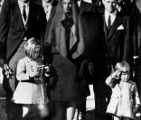 Ted et Robert Kennedy aux coôtés de Jackie lors des funérailles de John Fitzgerald Kennedy en novembre 1963 