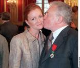 Jacques Martin décoré de la Légion d'honneur embrasse son épouse Céline
