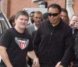 Mohamed Ali rend visite à Ricky Hatton dans son gymnase à Manchester le 26 août 2009