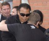 Mohamed Ali rend visite à Ricky Hatton dans son gymnase à Manchester le 26 août 2009