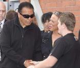 Mohamed Ali rend visite à Ricky Hatton dans son gymnase à Manchester le 26 août 2009