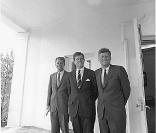 Les trois frères Kennedy, John Fitzgerald président des Etats-Unis, Bob Kennedy, ministre de la justice , tous deux assassinés, et Ted qui vient de mourir à son tour.
