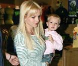 Britney Spears et son fils Jayden allant voir la comédie musicale Shrek le 27 août 2009 à New York