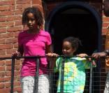 Barack Obama, son épouse Michelle et leurs filles Malia et Sasha sur l'île de Martha's Vineyard aux Etats-Unis, en vacances. Ils visitent un phare et s'offrent une balade à vélo. Sur la photo : Malia et Sasha 