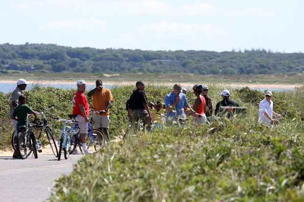 Barack Obama, son épouse Michelle et leurs filles Malia et Sasha sur l'île de Martha's Vineyard aux Etats-Unis, en vacances. Ils visitent un phare et s'offrent une balade à vélo