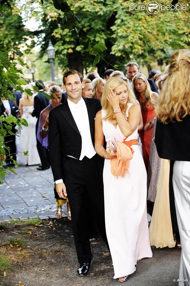 La princesse Madeleine de Suède assistait samedi 29 août 2009 au mariage de Jan Dinkespiel et Ellen Stendhal, en compagnie de son fiancé Jonas Bergström