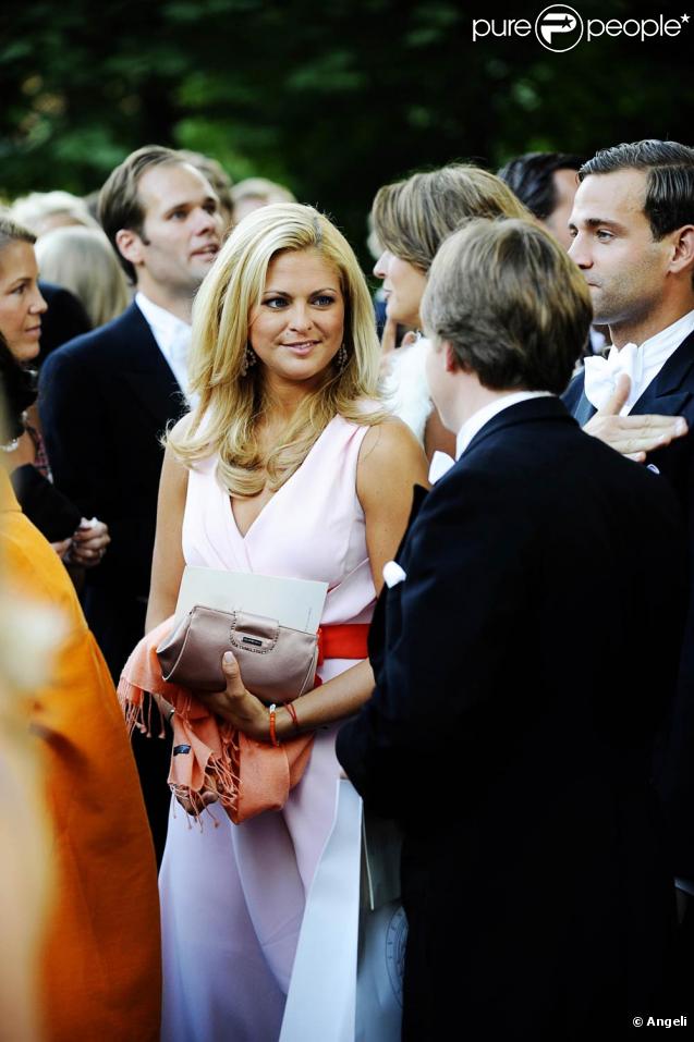 La princesse Madeleine de Suède assistait samedi 29 août 2009 au mariage de Jan Dinkespiel et Ellen Stendhal, en compagnie de son fiancé Jonas Bergström