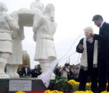 Line Renaud à l'inauguration de la statue La demoiselle d'Armentières. Novembre 2008