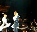 Mylène Farmer chante 