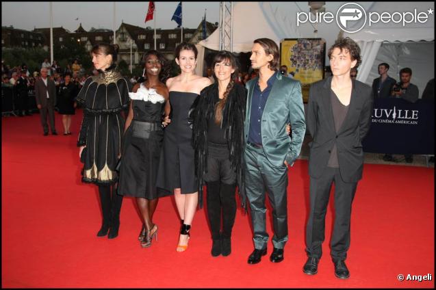 Les jolies Maïwenn, Aïssa Maïga, Louise Monot et Romane Bohringer, entourent Raphaël, à l'occasion de la présentation de  Me and Orson Welles , lors du 35e Festival du Film Américain de Deauville, le 6 septembre 2009 !