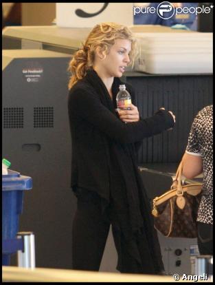 Annalynne McCord à l'aéroport de Los Angeles, le 7 septembre 2009