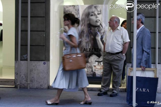 Claudia Schiffer à Rome pour le lancement du premier parfum d'Alberta Ferretti, le 9 septembre 2009