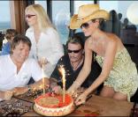 Sylvie Vartan fête ses 65 ans avec son mari Tony Scotti, Son ex- mari et meilleur ami Johnny Hallyday et Laeticia Hallyday (15 août 2009)