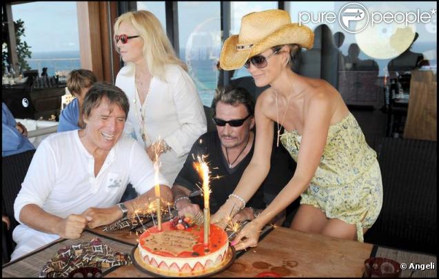 Sylvie Vartan fête ses 65 ans avec son mari Tony Scotti, Son ex- mari et meilleur ami Johnny Hallyday et Laeticia Hallyday (15 août 2009)