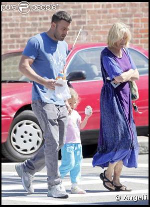 (JOUR 1) Ben se demande : 1) pourquoi sa fille aînée Violet, de bientôt 4 ans, boit encore au biberon 2) Pourquoi cette femme en face d'eux les suit du regard