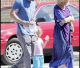 (JOUR 1) Ben se demande : 1) pourquoi sa fille aînée Violet, de bientôt 4 ans, boit encore au biberon 2) Pourquoi cette femme en face d'eux les suit du regard 