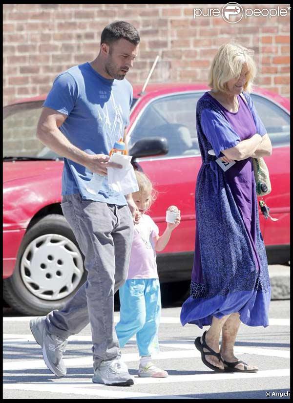 (JOUR 1) Ben se demande : 1) pourquoi sa fille aînée Violet, de bientôt 4 ans, boit encore au biberon 2) Pourquoi cette femme en face d'eux les suit du regard 