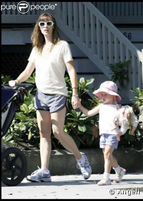 (JOUR 2) Pendant que Violet fait attention de bien porter son bébé, Jennifer Garner ne pense qu'à son mari qu'elle surveille au loin...