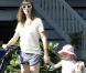 (JOUR 2) Pendant que Violet fait attention de bien porter son bébé, Jennifer Garner ne pense qu'à son mari qu'elle surveille au loin...