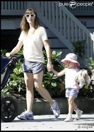 (JOUR 2) Pendant que Violet fait attention de bien porter son bébé, Jennifer Garner ne pense qu'à son mari qu'elle surveille au loin... 