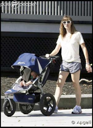 (JOUR 2) Seraphina somnole dans sa poussette... et Jennifer Garner surveille : l'oeil vif