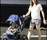 (JOUR 2) Seraphina somnole dans sa poussette... et Jennifer Garner surveille : l'oeil vif 