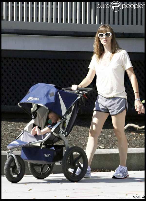 (JOUR 2) Seraphina somnole dans sa poussette... et Jennifer Garner surveille : l'oeil vif 