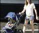 (JOUR 2) Seraphina somnole dans sa poussette... et Jennifer Garner surveille : l'oeil vif