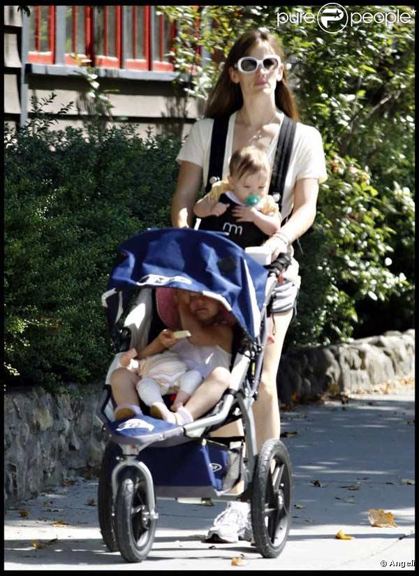 (JOUR 3) L'air fier, Jennifer Garner s'occupe de ses princesses, mais le regard toujours tourné vers son homme : elle le guette ! 