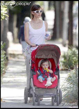 (JOUR 1) Jennifer Garner et sa fille Seraphina ne quittent pas des yeux, Ben Affleck : qui est la femme qui l'accompagne ? Pourquoi Violet a l'air de l'apprécier ?