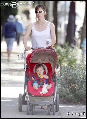 (JOUR 1) Jennifer Garner tente de se la jouer discrète : avec sa fille Seraphina, elle essaye de se fondre dans le décor ! Oh ! Même pas vu !