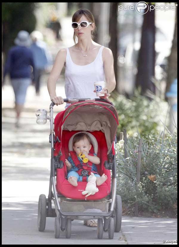 (JOUR 1) Jennifer Garner tente de se la jouer discrète : avec sa fille Seraphina, elle essaye de se fondre dans le décor ! Oh ! Même pas vu ! 