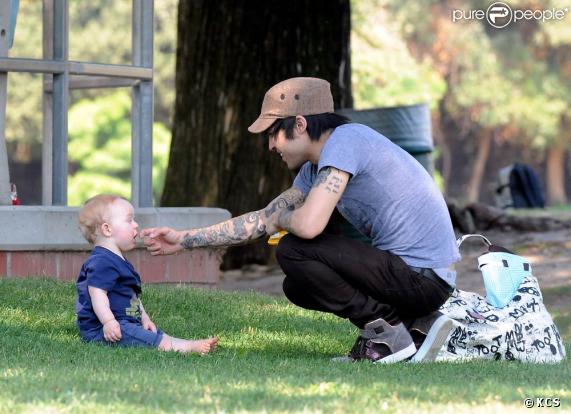 Pete Wentz et son fils Bronx Mowgli dans un park à Hollywood