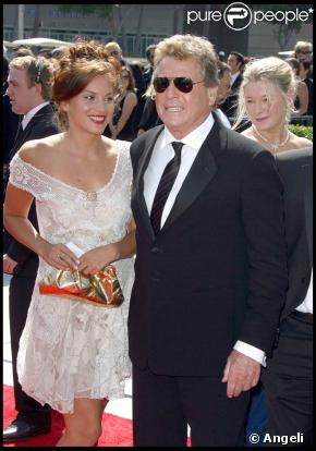 Ryan O'Neal et sa belle inconnue, à l'occasion de la première partie de la cérémonie des Emmy Awards 2009, au Nokia Theatre de Los Angeles, le 12 septembre 2009 !