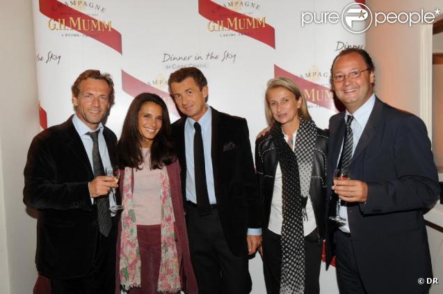 Stéphane Freiss et sa femme, François Sarkozy et César Giron et son épouse lors du Dinner in the Sky