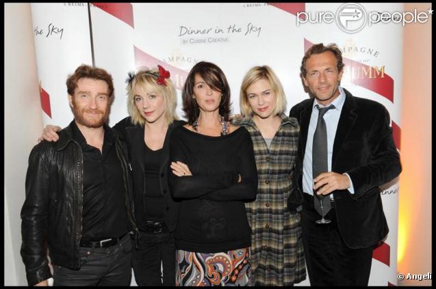 Zabou, Julie Depardieu, Marie-José Croze et les copains Thierry Frémont et Stéphane Freiss avant de grimper dans la nacelle...