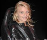 La ravissante Sarah Marshall dans la nacelle, un peu ventée...