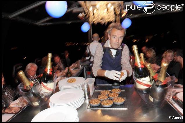 Toute la tablée trinque et applaudit avec le champagne MUM !