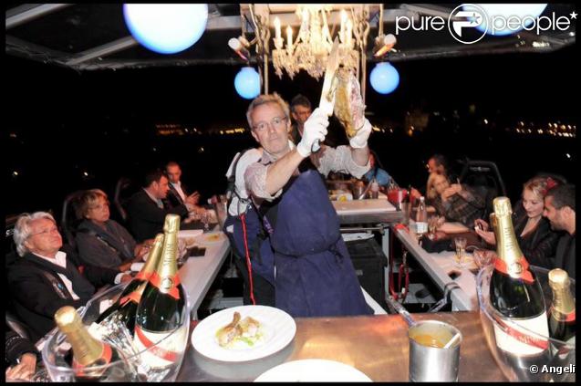 Toute la tablée trinque et applaudit avec le champagne MUM !