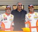 Flavio Briatore, ici entouré de Fernando Alonso et Nelson Piquet Jr., a quitté Renault F1 Team suite au scandale de Singapour