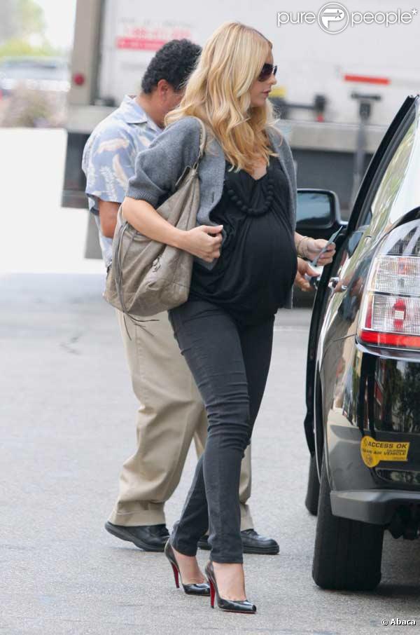 Sarah Michelle Gellar sort de l'hôtel Casa Del Mar à Santa Monica