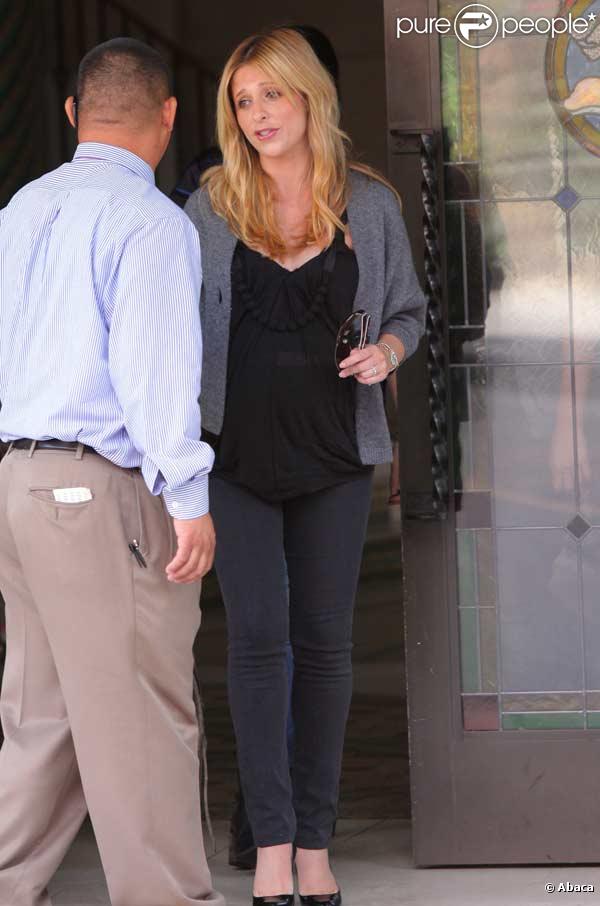 Sarah Michelle Gellar sort de l'hôtel Casa Del Mar à Santa Monica
