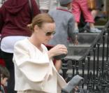Même pour aller chercher ses enfants à l'école, Stella McCartney est toujours au top. Veste cape crème, slim gris et boots compensées grises, la styliste opte pour un look totalement de saison ! 